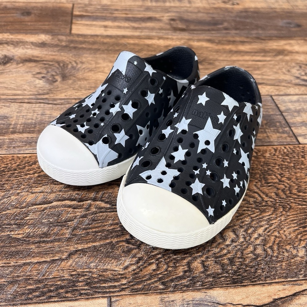 Native Jefferson  Slip On Shoes Size  C6  Youth Kids  Black Stars Sandals